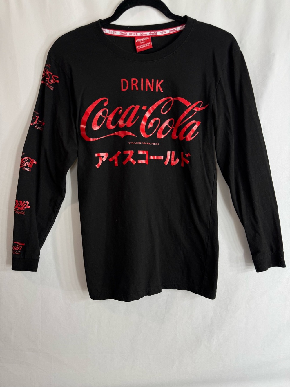Coca-Cola Graphic Tee Small Black Red Foreign Language Logo Long Sleeve, size S